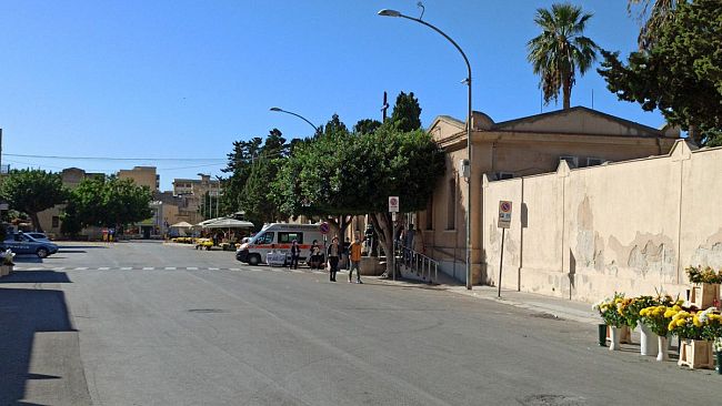 Trapani, poca gente al cimitero e vendite di fiori in picchiata