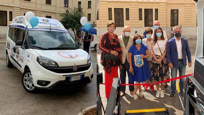 Trapani: imprenditori donano un mezzo per disabili e un defibrillatore