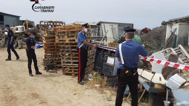 Alcamo, controlli straordinari del territorio: i Carabinieri sequestrano una discarica abusiva