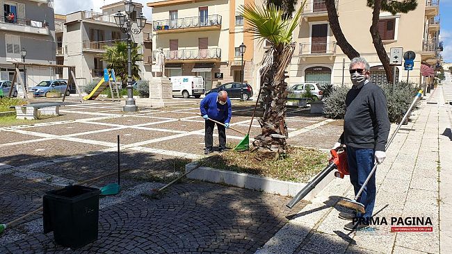 Partanna, cittadini solerti puliscono Piazza Umberto I