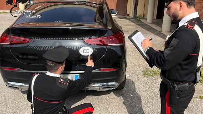 falso-diplomatico-arrestato-a-palermo-guidava-unauto-blu-senza-patente