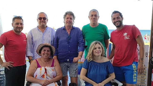 Una sedia per l'accesso al mare dei disabili donata da Giusy Barracco