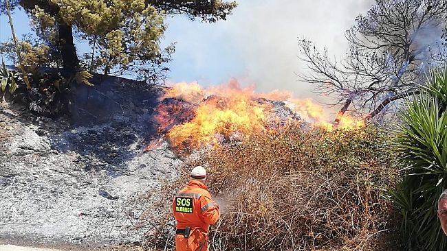 Fuoco a Ballata, fiamme lambiscono le abitazioni
