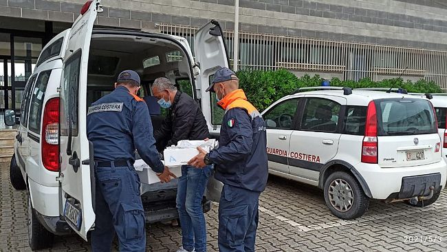 Mazara, 21 kg di pesce sequestrato donato alle mense fraterne della Caritas