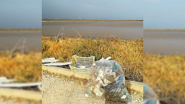Sacchi di plastica sulla strada per le Saline di Trapani
