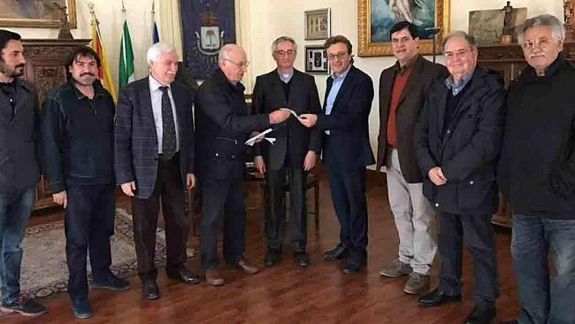 Castelvetrano, Unitre ed altri volontari consegnano somme a Don Undari in favore dei bisognosi della città