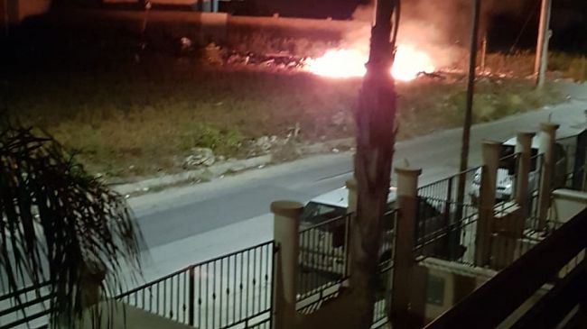 Nuovo incendio di rifiuti in via Vincenzo Vento