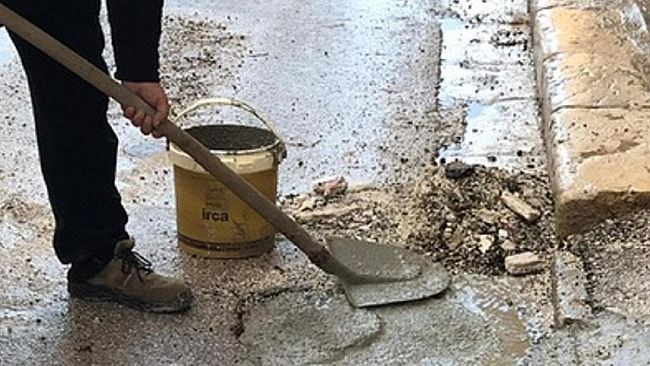 Cittadini si riparano le buche da soli, ma la Commissione promette un intervento in tempi brevi