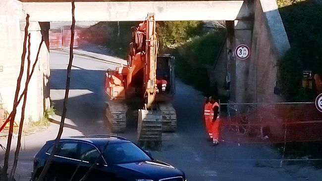 Ruspe al lavoro per riaprire la via Chinnici grazie ad un imprenditore privato. Ed il comune?