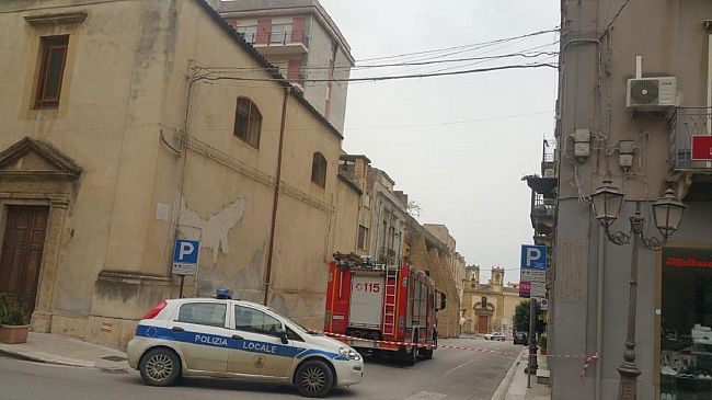 Paura ieri in centro per il vento. I Vigili del fuoco abbattono intonaci pericolanti da edificio di sei piani