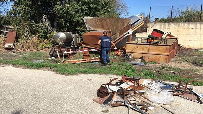 Capitaneria di porto di Mazara sequestra deposito incontrollato di rifiuti a Castelvetrano