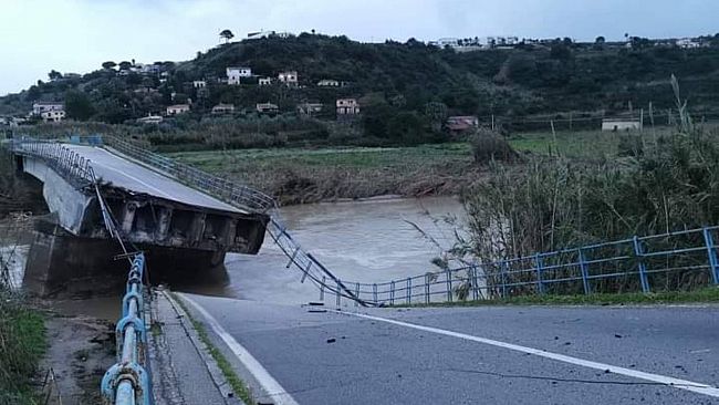 Maltempo, crolla il ponte sul fiume San Bartolomeo
