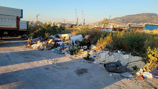 Trapani, discarica a cielo aperto in via Isola Zavorra