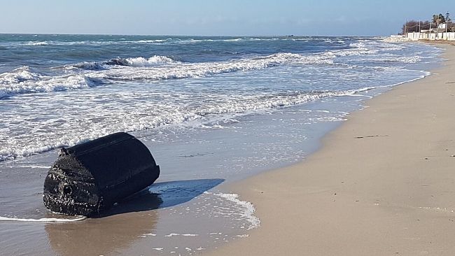 Grosso parabordo sull’arenile di Tonnarella. Chi lo rimuove?