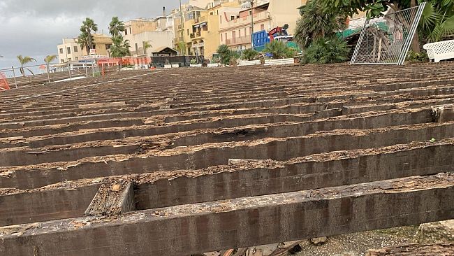 Marinella , lavori sulla piazza lignea completati entro il 30 giugno 