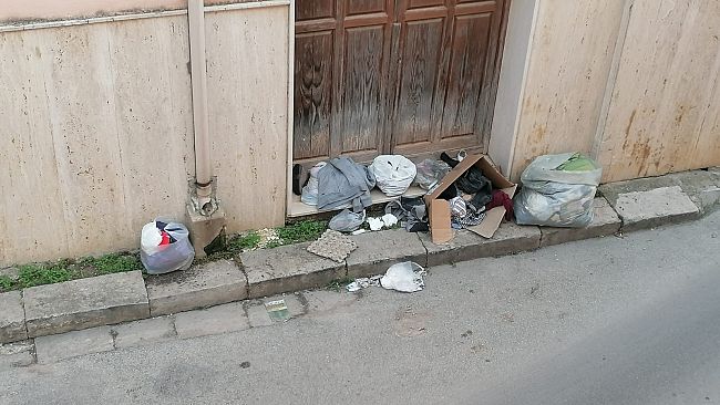 Vestiti abbandonati davanti alle porte delle chiese cittadine