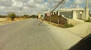 Via Archi, pilone del telefono penzolante in mezzo alla carreggiata