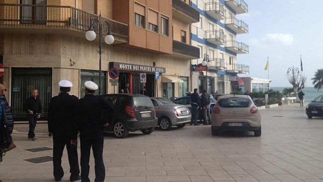 VIDEO – Mazara, tentata rapina al MPS. Arrestati gli autori da Carabinieri e Polizia intervenuti