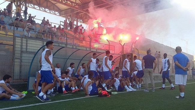 Mazara Calcio – Accoglienza festosa e tanto entusiasmo al raduno del Mazara. Tifosi in delirio!