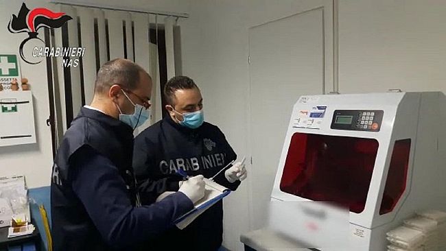 Trapani, esami Covid-19 con apparecchiature non affidabili. Carabinieri del Nas di Palermo sequestrano un laboratorio