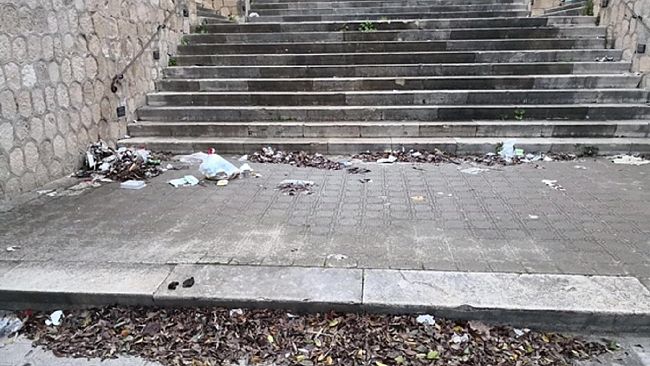 La scalinata di Santa Rita piena di rifiuti, urge una bonifica. L’appello di un lettore alla Commissione