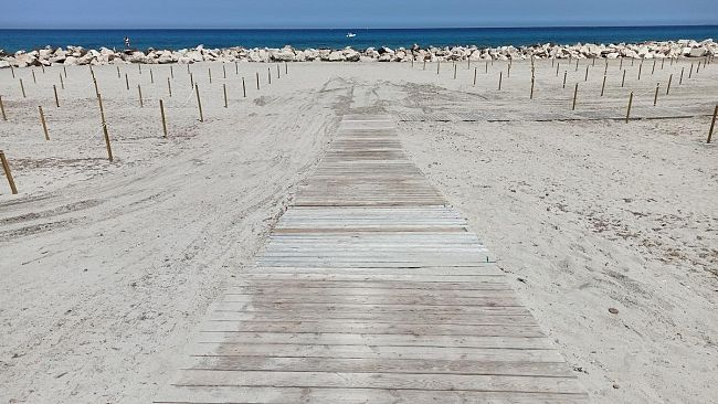 Trapani, posizionate le pedane per garantire l’accesso al mare ai disabili