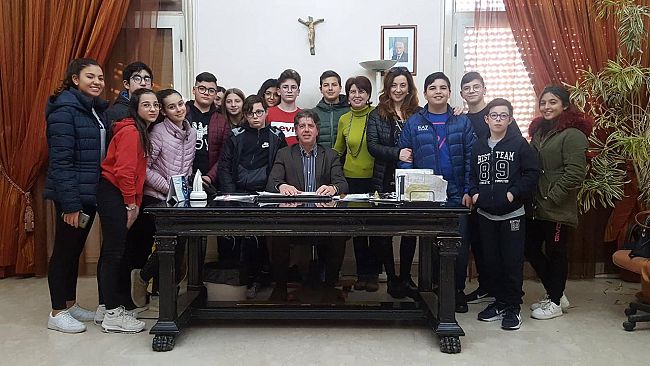 Il sindaco Giuseppe Castiglione intervistato dagli allievi dell’Istituto Comprensivo “Pirandello – S. Giovanni Bosco”