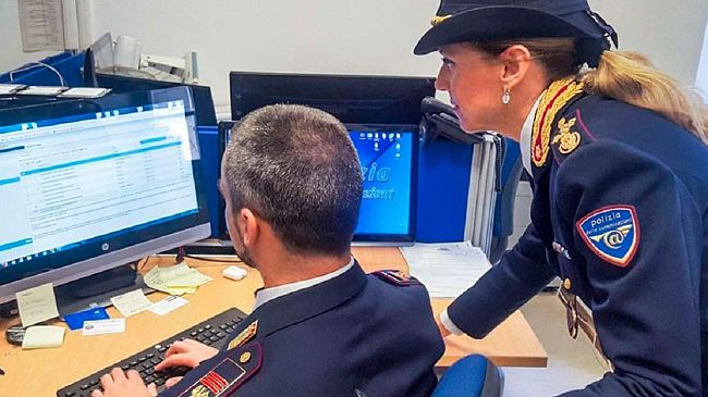 La Polizia chiude oltre 700 pagine social usate dai trafficanti per promuovere viaggi di migranti
