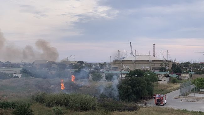 Trapani, incendio in un terreno abbandonato nei pressi di via Virgilio