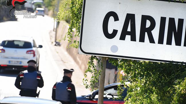 carini-31enne-fuori-controllo-i-carabinieri-usano-il-taser-per-bloccarlo