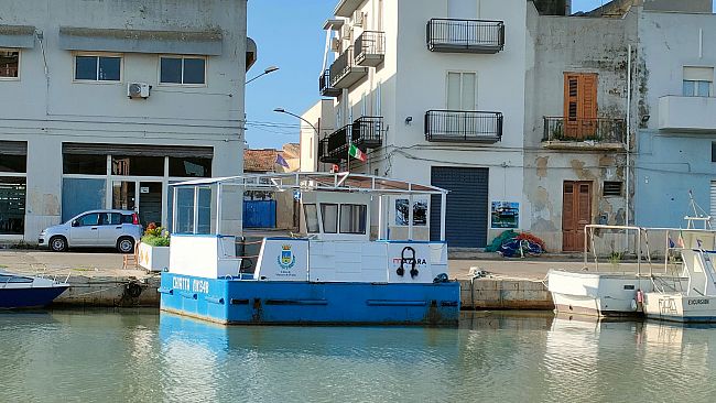 Mazara, atto vandalico ai danni della “chiatta” sul fiume Mazaro    