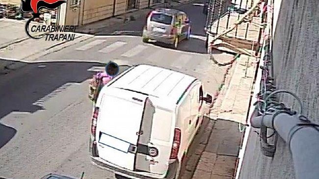 Castelvetrano: in pochi istanti ruba un furgone. Denunciato dai Carabinieri