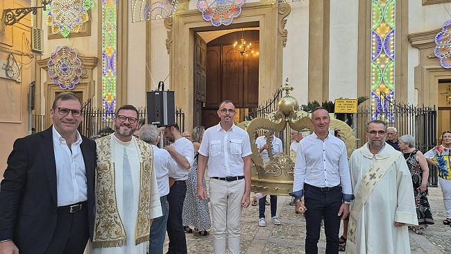 Ai Quattro Canti di Castellammare una corona in legno della Patrona