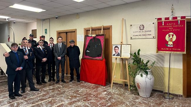 trapani-esposta-in-questura-luniforme-del-vice-brigadiere-lungaro