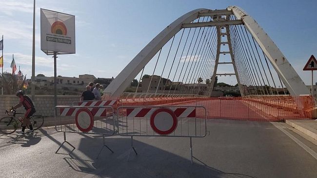 Sospesa la circolazione veicolare e pedonale nel ponte sul fiume Arena