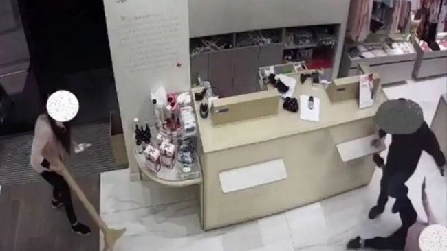 In pieno giorno tenta rapina in un negozio, denunciato un giovane