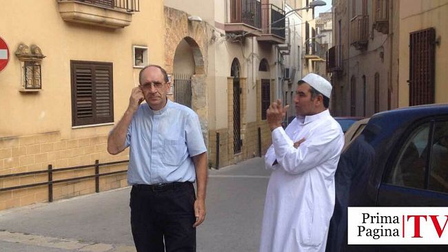 VIDEO – Dialogo interculturale e turismo fra rifiuti e cattivi odori a piazza San Francesco