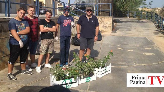 VIDEO – Volontari di “Avamposto Verde” puliscono banchina del fiume Mazaro