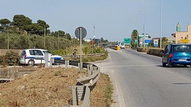 “La Polizia Municipale ha l’obbligo di esporre il cartello nel tratto antecedente al controllo autovelox”.