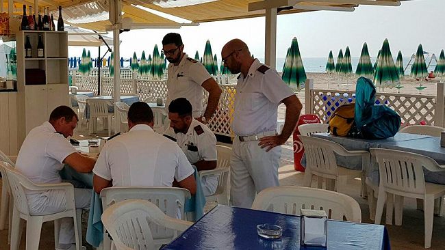 VIDEO – Mazara, Guardia Costiera chiude 4 lidi a Tonnarella per “occupazione suolo pubblico”