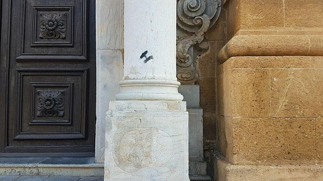Vandalismo all’ingresso della Cattedrale di Mazara, imbrattata una delle colonne