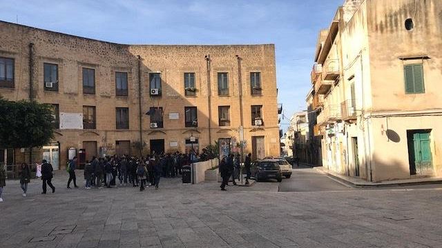 Liceali al freddo scioperano al Comune. Il Commissario Caccamo promette interventi immediati