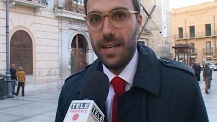 Alcamo, fuoco al portone del Comune. Il Sindaco Surdi: “i nostri ideali non bruceranno mai. Alcamo cambierà”