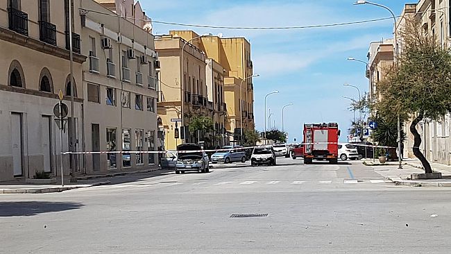 Auto in fiamme in via Scudaniglio, intervengono i vigili del fuoco