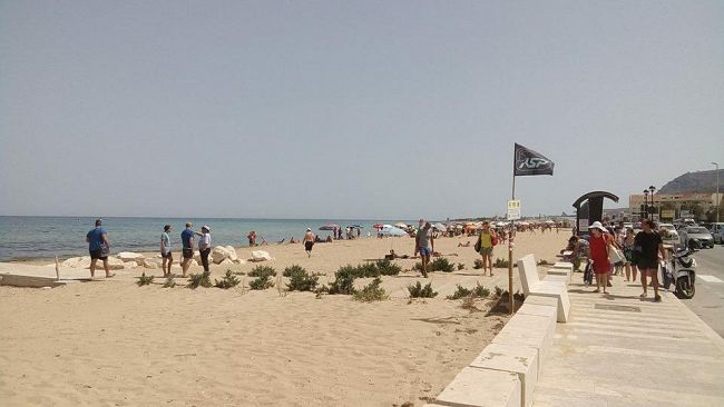 Trapani, sversamento di liquami. I bagnanti lasciano immediatamente la spiaggia