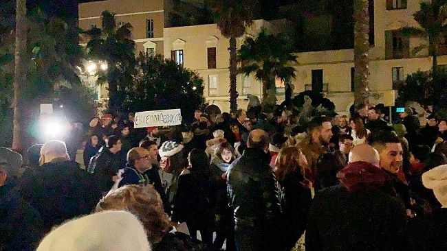 VIDEO – Trapani, Sardine ieri sera in Piazza Vittorio