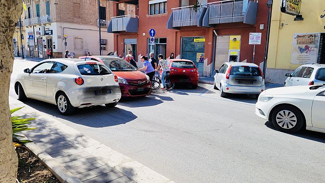 Paura in via Fardella: anziano percorre carreggiata in contro senso