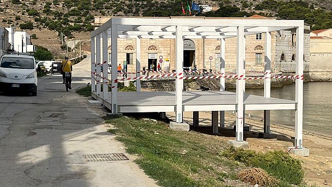 Italia Nostra Trapani: “Chioschi e pergolati invadono le coste delle Egadi