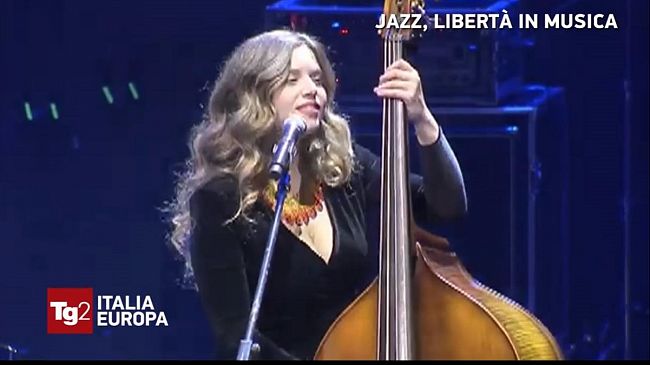 la-mazarese-arabella-rustico-artista-emergente-del-jazz-intervista-al-tg2-per-premio-fayenz-allauditorium-di-roma