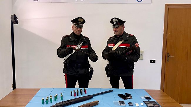 Armi clandestine, droga e furto di corrente: arrestati due giovani marsalesi